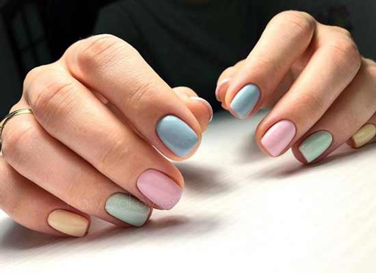 Multicolored manicure with mint