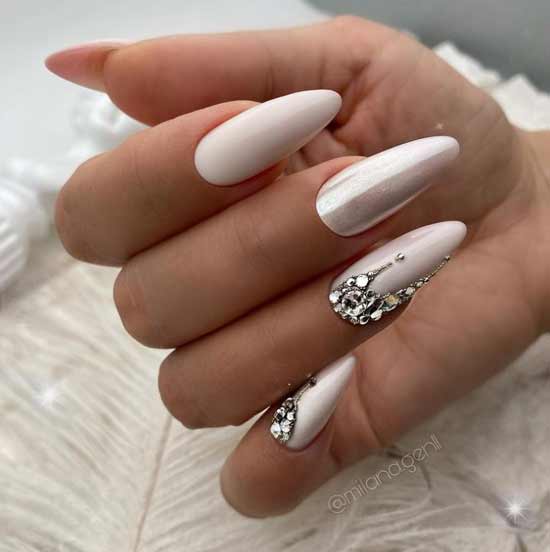 Rubbing and rhinestones nail design