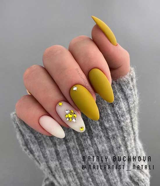 Two-tone design of sharp nails