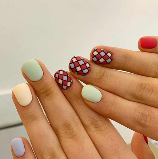 Short patterned nails