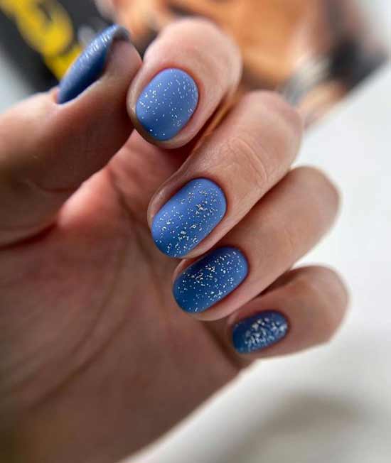 Blue manicure short nails