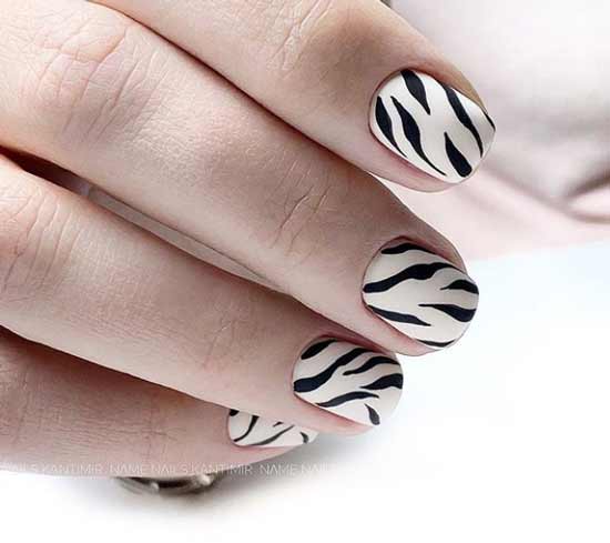 Short nails with print