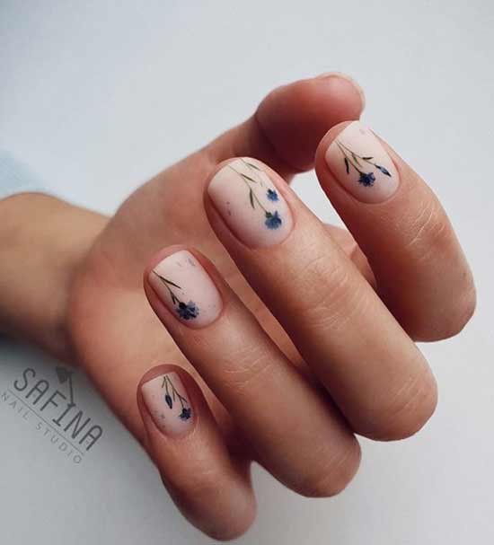 Nude manicure with flowers