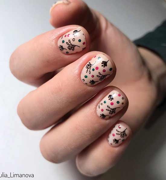 Ongles courts avec des dessins