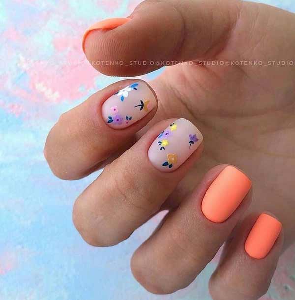 Manucure avec des fleurs ongles courts