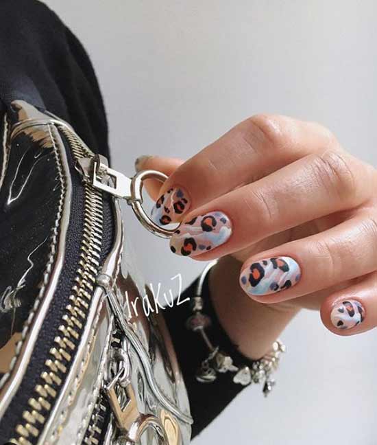 Manicure with print on all fingers