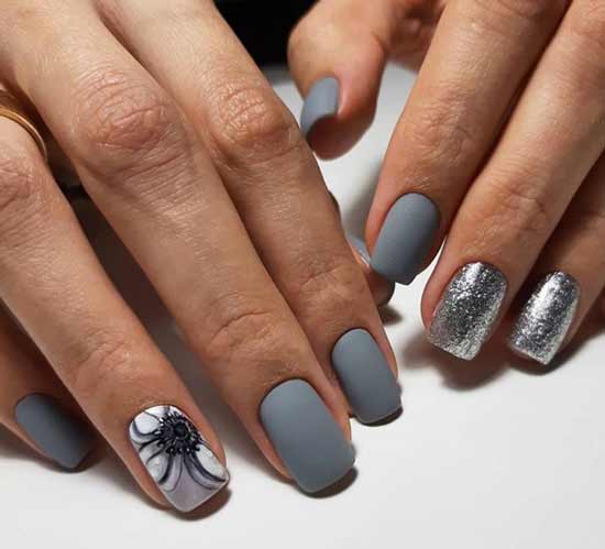 Conception d'ongles d'automne avec des fleurs