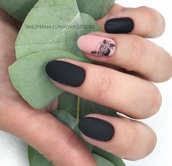 Manucure noire et fleur