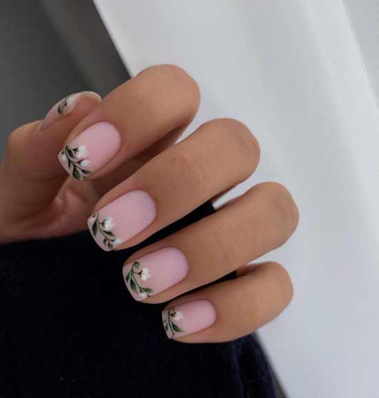 Manicure with delicate flowers