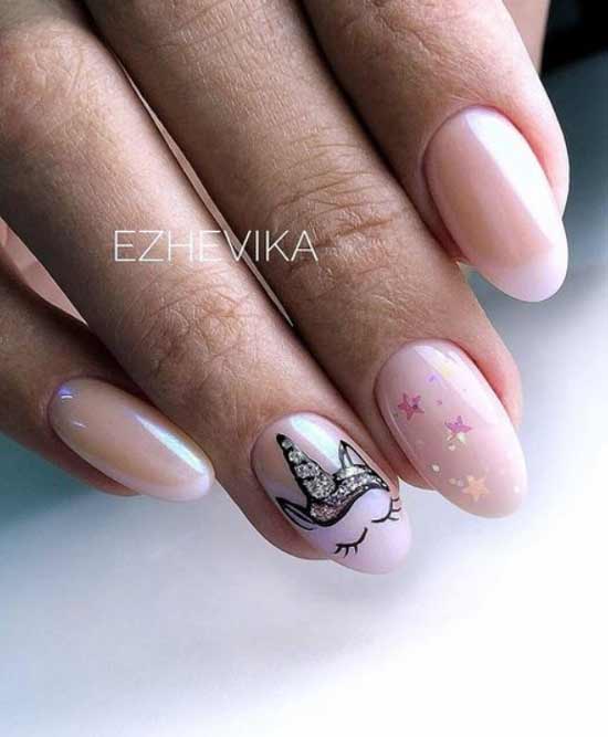 Licorne mignonne sur les ongles