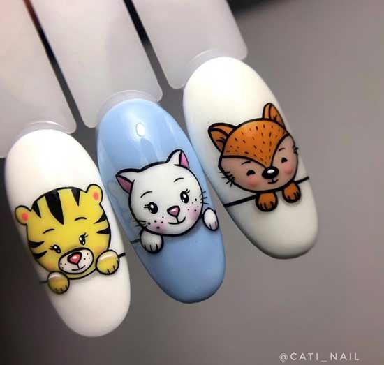 Animaux mignons sur des exemples d'ongles