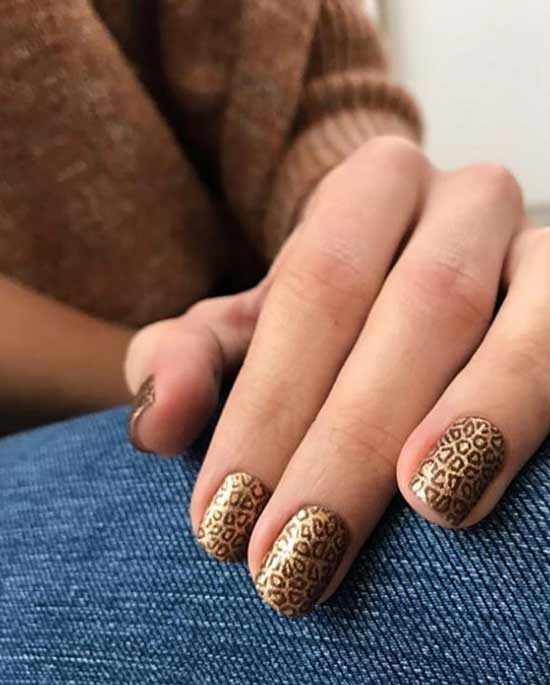 Animal print on nails