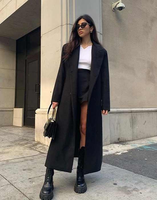 Manteau long noir avec des bottes brutales