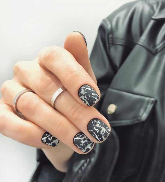 Black manicure with a pattern - stamping