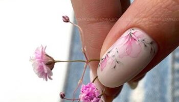 Nail design with a delicate pattern