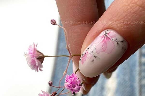 Nail design with a delicate pattern