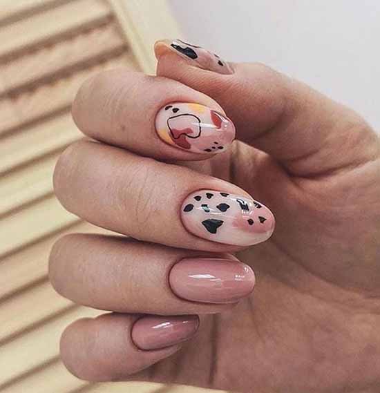 Motif abstrait sur les ongles