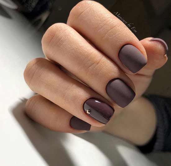 The combination of different textures in the manicure