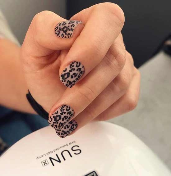 Brown leopard print on nails