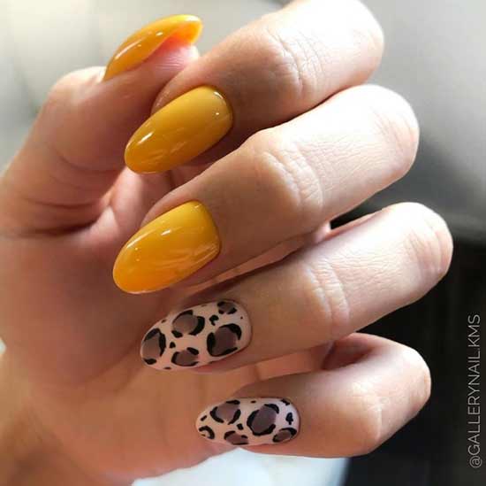 Marron avec du nail art orange