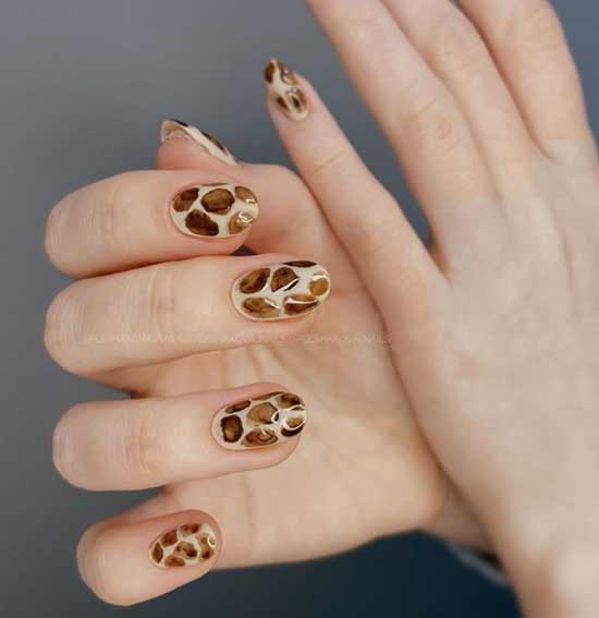 Brown leopard manicure