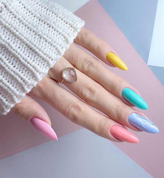 Beaux ongles longs de manucure pastel