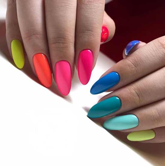 Différentes couleurs de tous les ongles