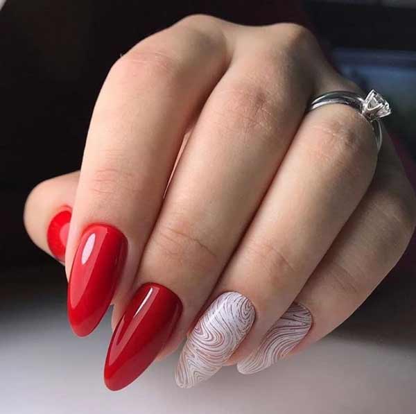 Belle conception d'ongles dans des tons rouges et blancs