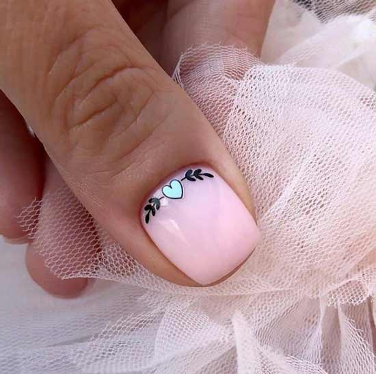 Dessins d'ongles de mariée avec un cœur d'accent