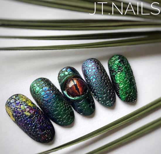 Oeil de serpent sur les ongles