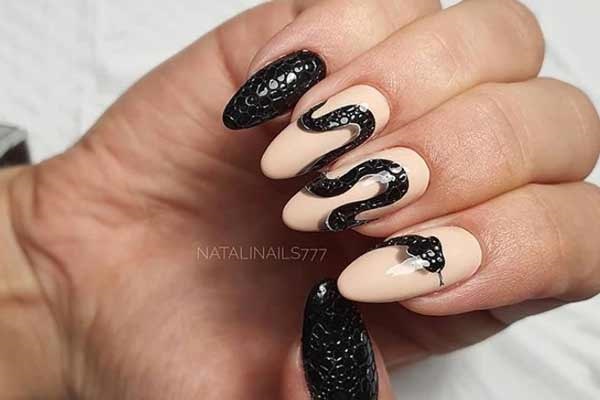 Serpent de manucure sur les ongles