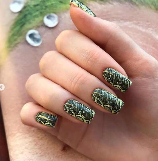 Snake print in green on nails