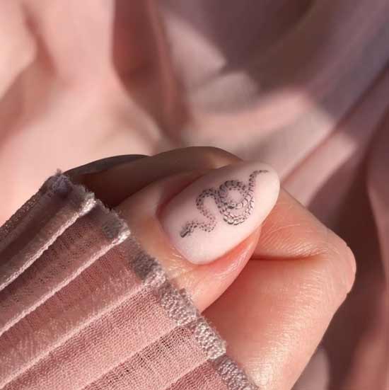 Dessiner un serpent sur un ongle