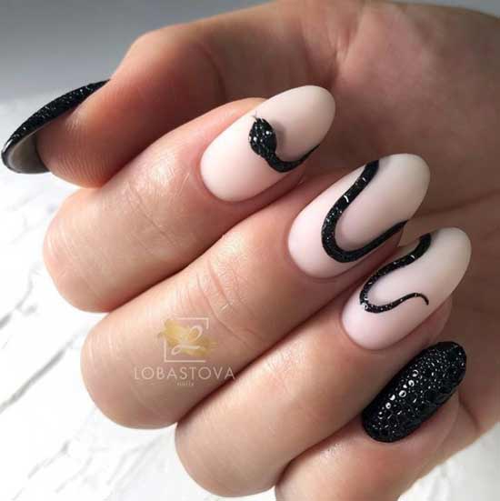 Serpent noir sur les ongles