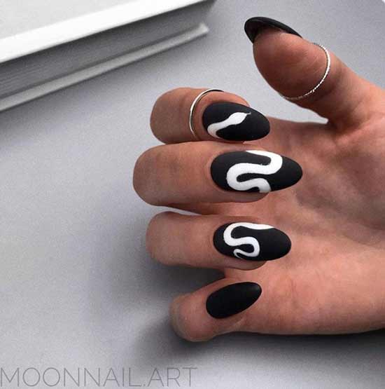 Ongles noirs avec serpent