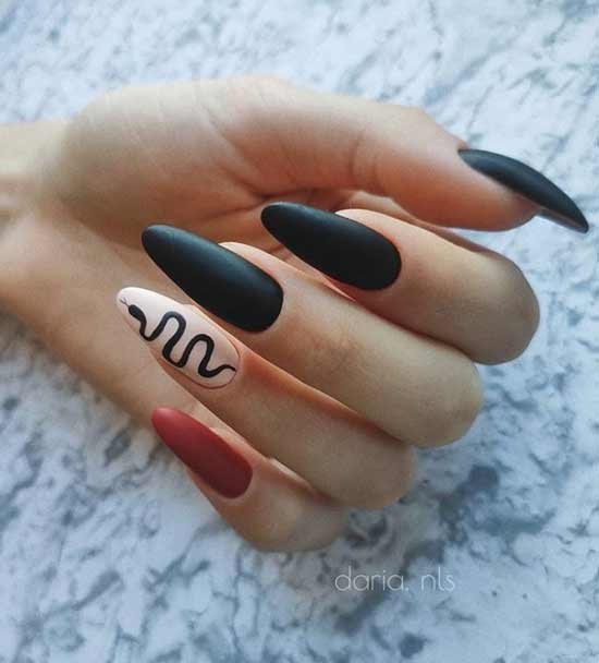 Serpent noir sur un ongle