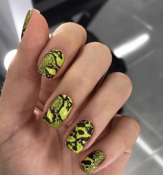 Beautiful animal print on nails