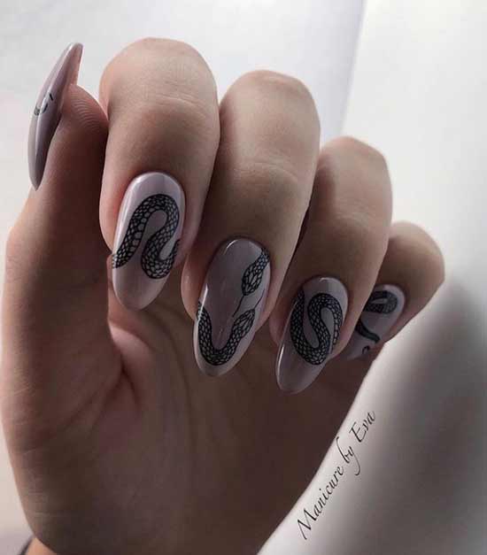 Original nail art with a snake