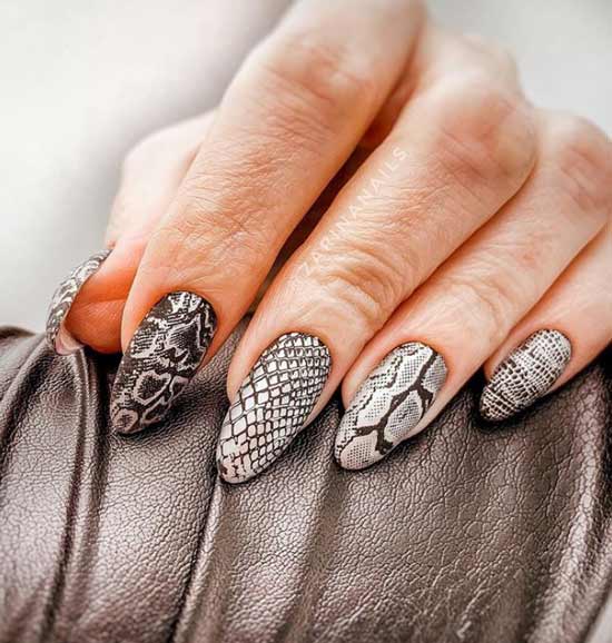 Serpent sur les ongles