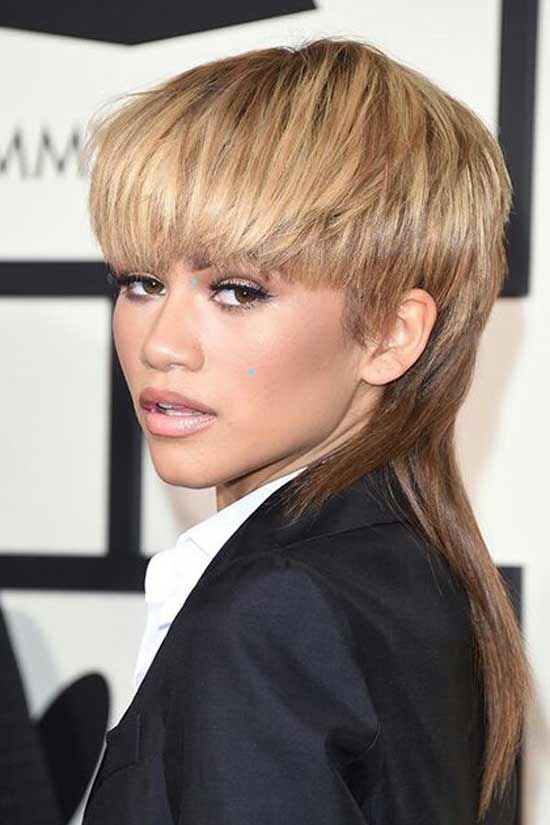 La coupe de cheveux à l'arrière est plus longue qu'à l'avant