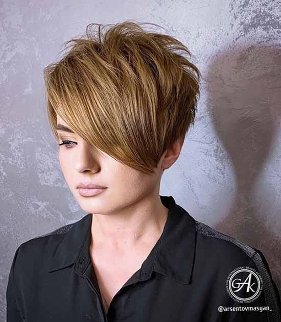 Coupes de cheveux asymétriques : 80 idées de photos, types, tendances de la mode