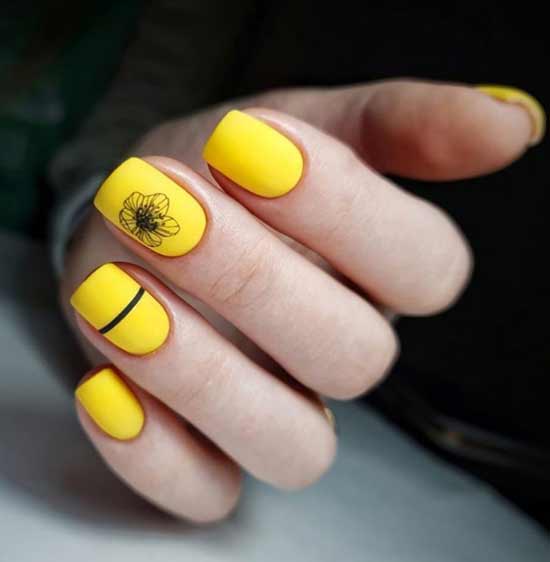 Graphic flower on the nail