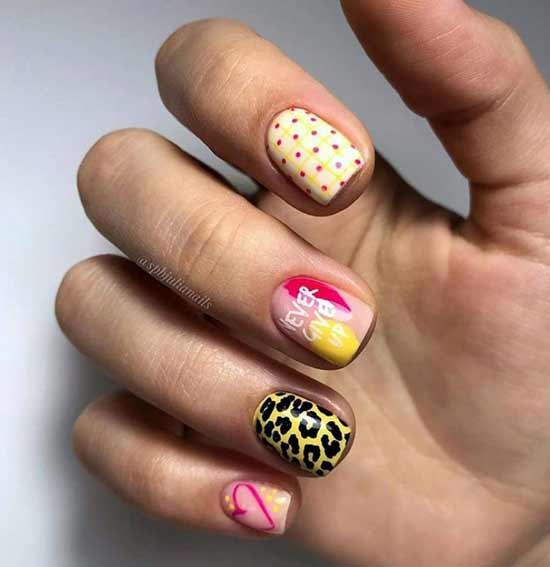 Trendy graphic prints on nails