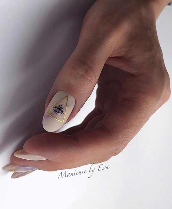 Fashion triangle manicure