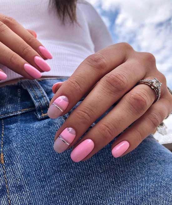 Ongles roses avec des rayures géométriques