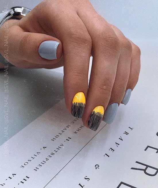 Les rayures sur les ongles sont faites avec un stylo