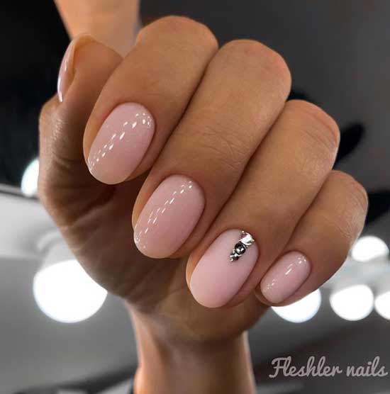 Beautiful manicure without a pattern