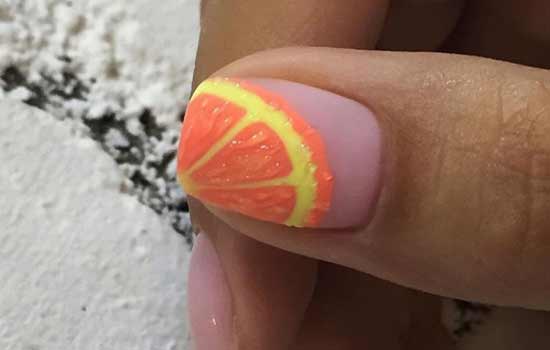 Tranche d'orange sur les ongles