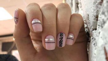 Nail design is simple and beautiful