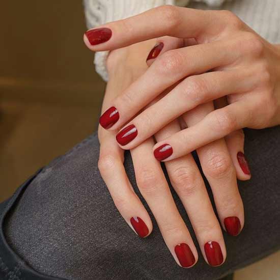 Nuances rouges sur les ongles courts